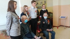 Школы Онежского района поздравили ветеранов 